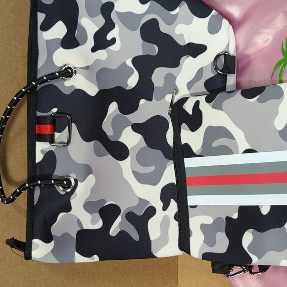 Grey Camo Neoprene Crossbody Purse Brand New - Picture 3 of 15